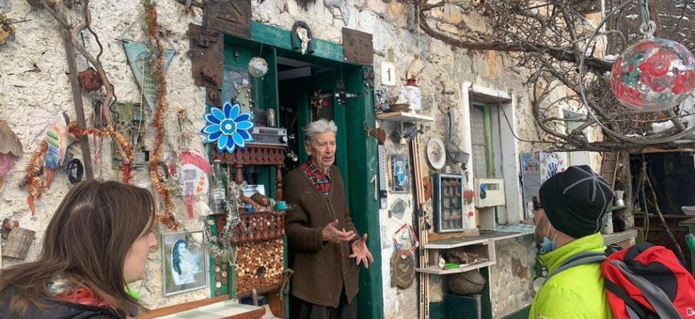 Isolato e lontano 2 chilometri dall'abitato più vicino, l'87enne Giovanni viene aiutato con legna e viveri